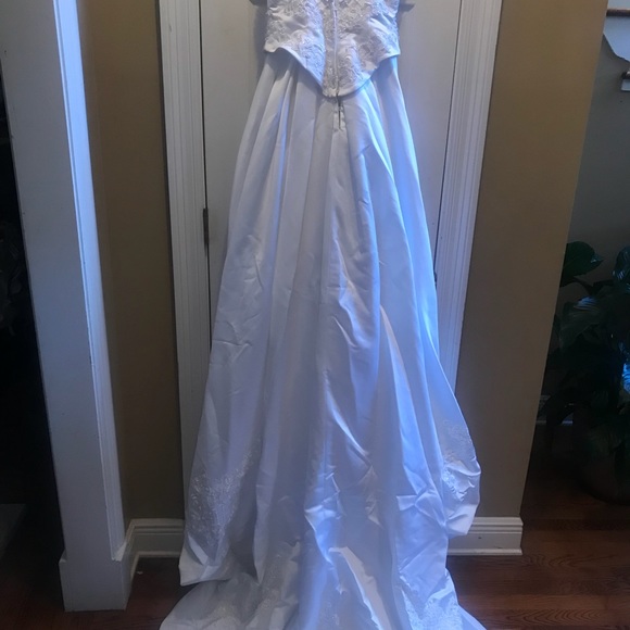 Wedding Gown - Picture 4 of 7